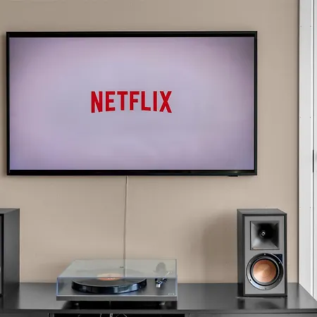 דירה The Arctic Urban Haven